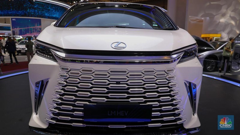 Lexus memboyong kembaran dari Toyota Alphard, yakni The First-ever Hybrid Luxury Mover, The All New Lexus LM yang datang dengan teknologi hybrid. (CNBC Indonesia/Faisal Rahman)
