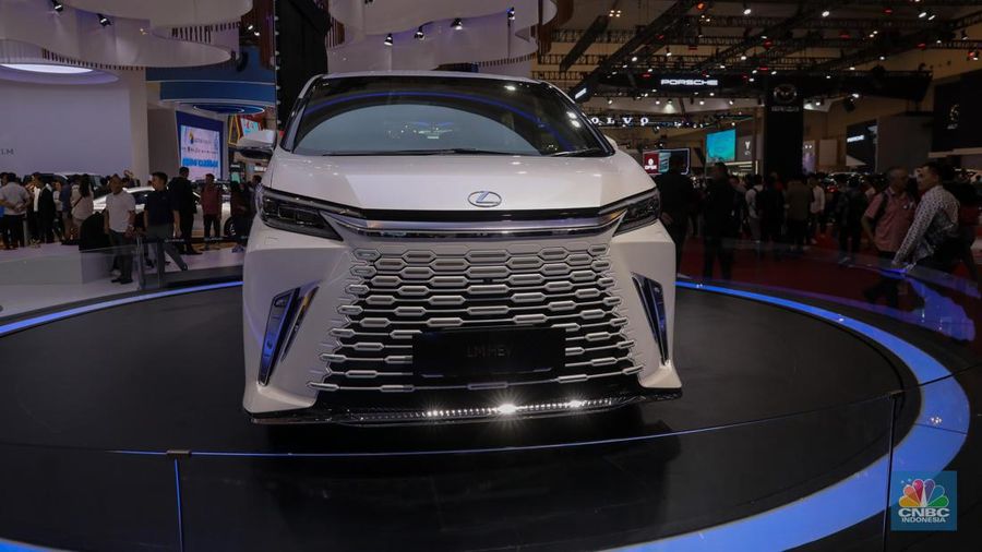 Lexus memboyong kembaran dari Toyota Alphard, yakni The First-ever Hybrid Luxury Mover, The All New Lexus LM yang datang dengan teknologi hybrid. (CNBC Indonesia/Faisal Rahman)