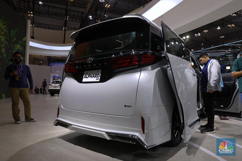 Meluncur di GIIAS 2023, Ini Wujud Alphard Hybrid. (CNBC Indonesia/Faisal Rahman) Meluncur di GIIAS 2023, Ini Wujud Alphard Hybrid. (CNBC Indonesia/Faisal Rahman)