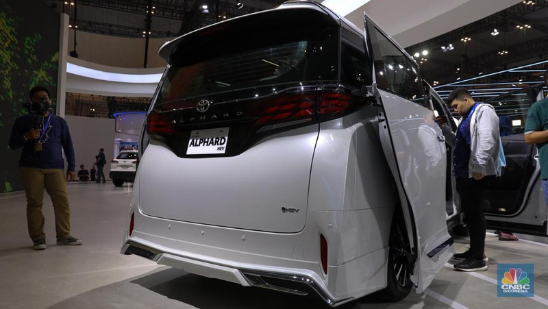 Meluncur di GIIAS 2023, Ini Wujud Alphard Hybrid. (CNBC Indonesia/Faisal Rahman)