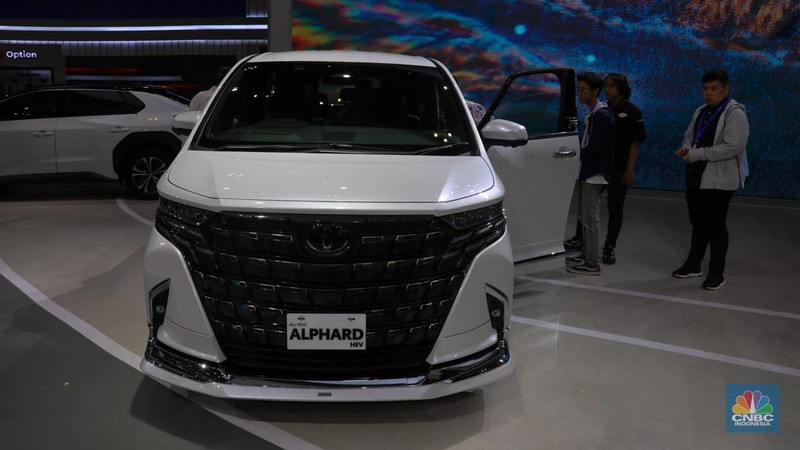 Meluncur di GIIAS 2023, Ini Wujud Alphard Hybrid. (CNBC Indonesia/Faisal Rahman)
