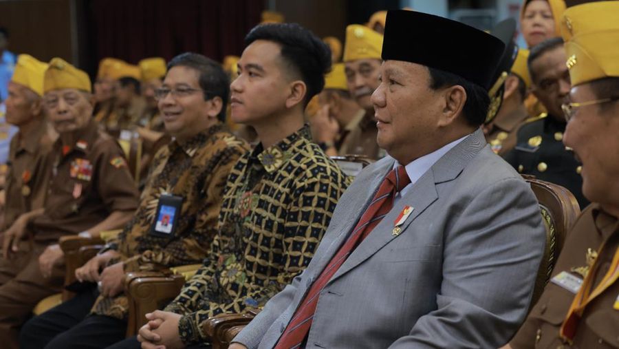 Menhan Prabowo dan Wali Kota Solo Gibran hadiri Hari Veteran Nasional di UNS/Dok: dokumentasi Tim Media Prabowo Subianto