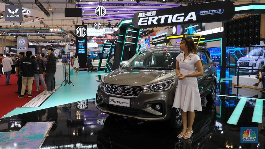 Menteri Koordinator Bidang Perekonomian (Menko Perekonomian), Airlangga Hartarto dan Menperin Agus Gumiwang  meninjau sejumlah booth kendaraan usai membuka pameran otomotif Gaikindo Indonesia International Auto Show (GIIAS) 2023 di ICE BSD City, Kabupaten Tangerang, Provinsi Banten, Kamis (10/8/2023). Menko Perekonomian Airlangga Hartarto resmi membuka pameran otomotif GIIAS 2023 yang beranglung hingga 20 Agustus mendatang.  (CNBC Indonesia/Faisal Rahman)