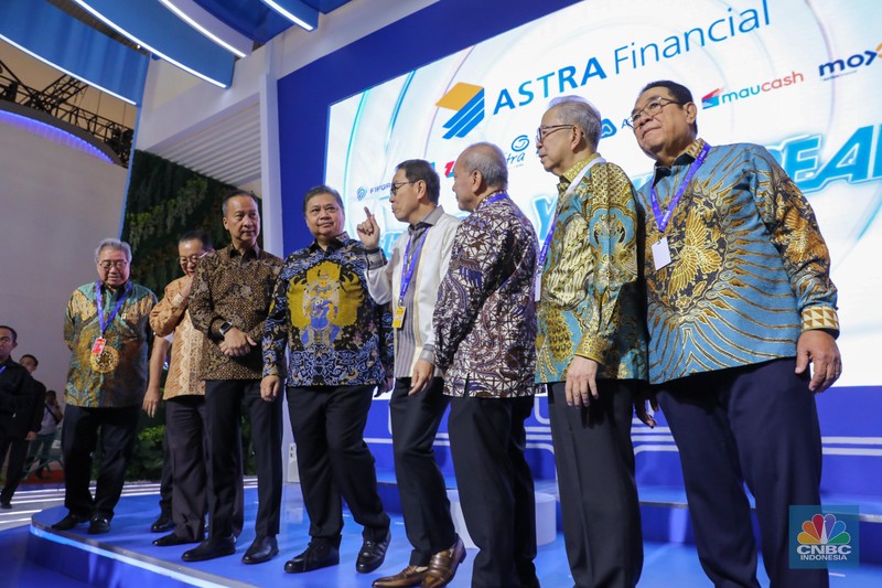Menteri Koordinator Bidang Perekonomian (Menko Perekonomian), Airlangga Hartarto dan Menperin Agus Gumiwang  meninjau sejumlah booth kendaraan usai membuka pameran otomotif Gaikindo Indonesia International Auto Show (GIIAS) 2023 di ICE BSD City, Kabupaten Tangerang, Provinsi Banten, Kamis (10/8/2023). Menko Perekonomian Airlangga Hartarto resmi membuka pameran otomotif GIIAS 2023 yang beranglung hingga 20 Agustus mendatang.  (CNBC Indonesia/Faisal Rahman)