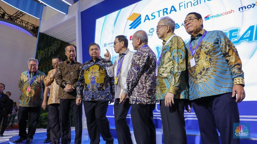 Menteri Koordinator Bidang Perekonomian (Menko Perekonomian), Airlangga Hartarto dan Menperin Agus Gumiwang  meninjau sejumlah booth kendaraan usai membuka pameran otomotif Gaikindo Indonesia International Auto Show (GIIAS) 2023 di ICE BSD City, Kabupaten Tangerang, Provinsi Banten, Kamis (10/8/2023). Menko Perekonomian Airlangga Hartarto resmi membuka pameran otomotif GIIAS 2023 yang beranglung hingga 20 Agustus mendatang.  (CNBC Indonesia/Faisal Rahman)