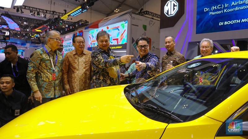 Menteri Koordinator Bidang Perekonomian (Menko Perekonomian), Airlangga Hartarto dan Menperin Agus Gumiwang  meninjau sejumlah booth kendaraan usai membuka pameran otomotif Gaikindo Indonesia International Auto Show (GIIAS) 2023 di ICE BSD City, Kabupaten Tangerang, Provinsi Banten, Kamis (10/8/2023). Menko Perekonomian Airlangga Hartarto resmi membuka pameran otomotif GIIAS 2023 yang beranglung hingga 20 Agustus mendatang.  (CNBC Indonesia/Faisal Rahman)