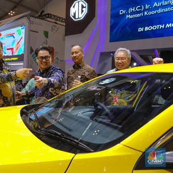 Potret Airlangga Tinjau Pameran Otomotif GIIAS 2023