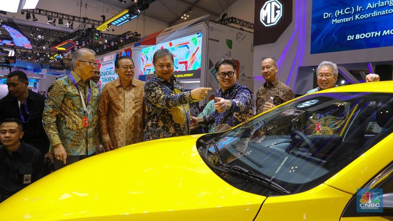 Menteri Koordinator Bidang Perekonomian (Menko Perekonomian), Airlangga Hartarto dan Menperin Agus Gumiwang  meninjau sejumlah booth kendaraan usai membuka pameran otomotif Gaikindo Indonesia International Auto Show (GIIAS) 2023 di ICE BSD City, Kabupaten Tangerang, Provinsi Banten, Kamis (10/8/2023). Menko Perekonomian Airlangga Hartarto resmi membuka pameran otomotif GIIAS 2023 yang beranglung hingga 20 Agustus mendatang.  (CNBC Indonesia/Faisal Rahman)