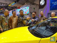 Potret Airlangga Tinjau Pameran Otomotif GIIAS 2023