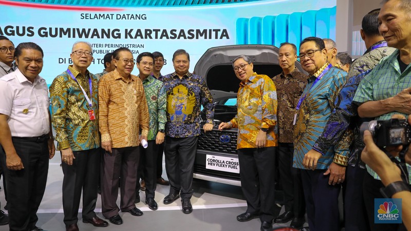 Menteri Koordinator Bidang Perekonomian (Menko Perekonomian), Airlangga Hartarto dan Menperin Agus Gumiwang meninjau sejumlah booth kendaraan usai membuka pameran otomotif Gaikindo Indonesia International Auto Show (GIIAS) 2023 di ICE BSD City, Kabupaten Tangerang, Provinsi Banten, Kamis (10/8/2023). Menko Perekonomian Airlangga Hartarto resmi membuka pameran otomotif GIIAS 2023 yang beranglung hingga 20 Agustus mendatang. Menteri Koordinator Bidang Perekonomian (Menko Perekonomian), Airlangga Hartarto dan Menperin Agus Gumiwang meninjau sejumlah booth kendaraan usai membuka pameran otomotif Gaikindo Indonesia International Auto Show (GIIAS) 2023 di ICE BSD City, Kabupaten Tangerang, Provinsi Banten, Kamis (10/8/2023). Menko Perekonomian Airlangga Hartarto resmi membuka pameran otomotif GIIAS 2023 yang beranglung hingga 20 Agustus mendatang. (CNBC Indonesia/Faisal Rahman)