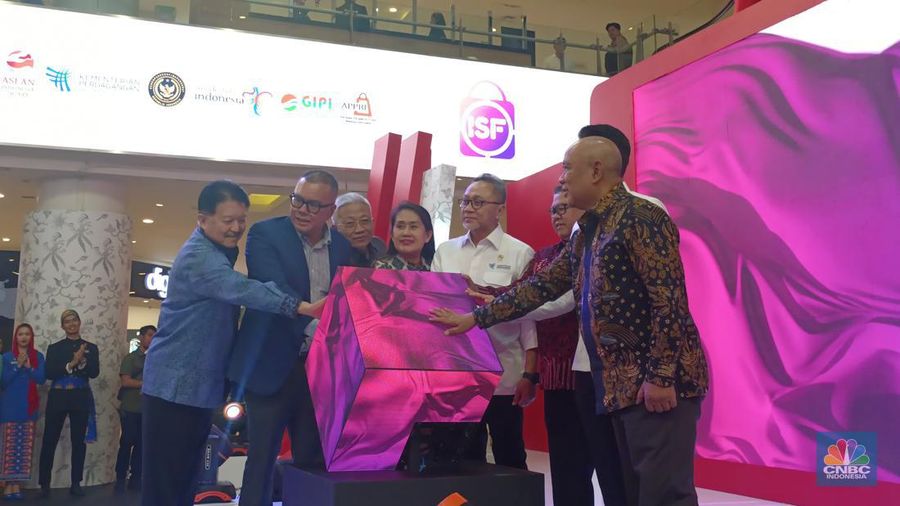 Menteri Perdagangan (Mendag) Zulkifli Hasan atau Zulhas meresmikan Indonesia Shopping Festival (ISF) 2023 yang akan diselenggarakan pada 10-20 Agustus 2023 serempak di seluruh pusat belanja di Indonesia. (CNBC Indonesia/Martya Sari)