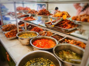 Pria Ini Heran Makan di Warteg Menu Sama Tapi Harganya Beda-beda