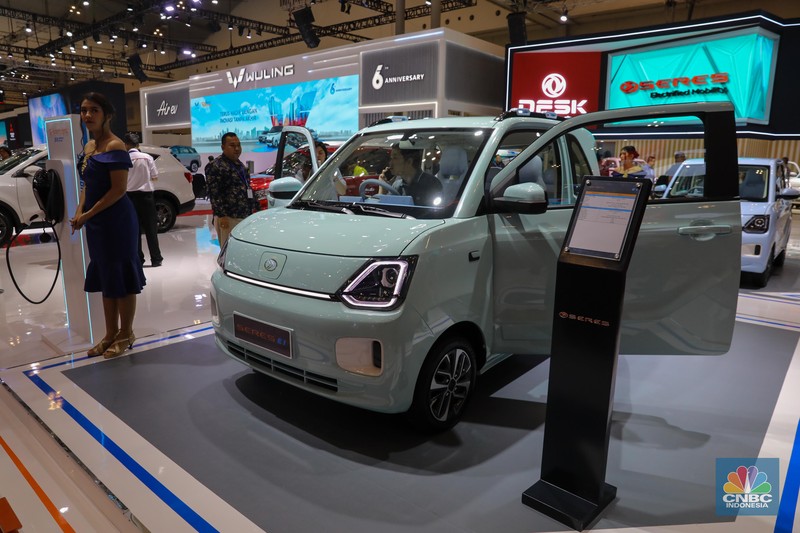 Mobil Baru Pabrikan China SERES. (CNBC Indonesia/Faisal Rahman) Mobil Baru Pabrikan China SERES. (CNBC Indonesia/Faisal Rahman)