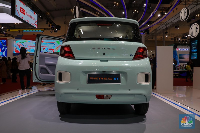 Mobil Baru Pabrikan China SERES. (CNBC Indonesia/Faisal Rahman) Mobil Baru Pabrikan China SERES. (CNBC Indonesia/Faisal Rahman)