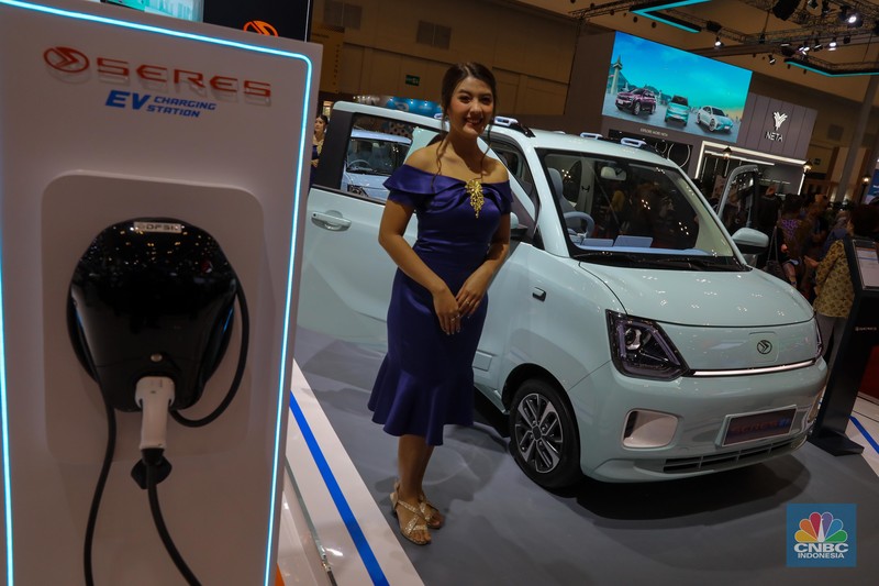 Mobil Baru Pabrikan China SERES. (CNBC Indonesia/Faisal Rahman) Mobil Baru Pabrikan China SERES. (CNBC Indonesia/Faisal Rahman)