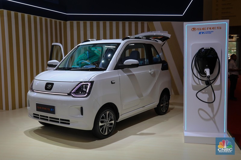 Mobil Baru Pabrikan China SERES. (CNBC Indonesia/Faisal Rahman) Mobil Baru Pabrikan China SERES. (CNBC Indonesia/Faisal Rahman)