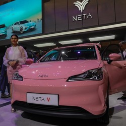 Kompetisi Mobil Listrik Makin Sengit, Lebih Juara EV China Atau Tesla?