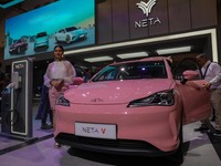 Kompetisi Mobil Listrik Makin Sengit, Lebih Juara EV China Atau Tesla?
