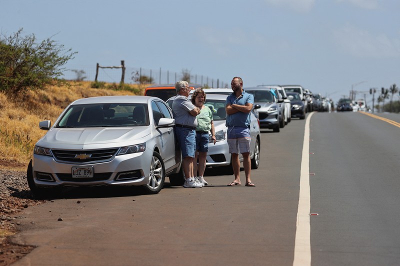 Orang-orang menyaksikan asap dan api memenuhi udara dari amukan kebakaran hutan di Front Street di pusat kota Lahaina, Maui pada Selasa, 8 Agustus 2023. Orang-orang menyaksikan asap dan api memenuhi udara dari amukan kebakaran hutan di Front Street di pusat kota Lahaina, Maui pada Selasa, 8 Agustus 2023. Para pejabat Maui mengatakan kebakaran di kota bersejarah itu telah menghanguskan sebagian dari salah satu kawasan wisata paling populer di Hawaii. . Juru bicara County of Maui, Mahina Martin mengatakan dalam sebuah wawancara telepon pada Rabu pagi, kebakaran meluas di Lahaina, termasuk Front Street, area kota yang populer dengan turis. (Alan Dickar via AP)