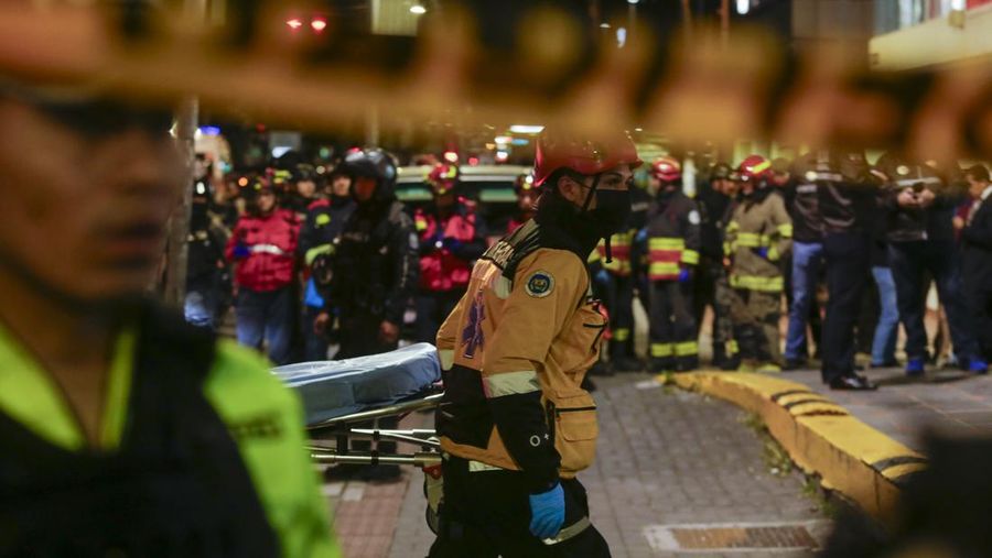 Polisi dan pekerja darurat berdiri di luar klinik tempat calon presiden Fernando Villavicencio diambil setelah dia ditembak dan dibunuh setelah kampanye di Quito, Ekuador, Rabu, 9 Agustus 2023. (AP Photo/Juan Diego Montenegro)