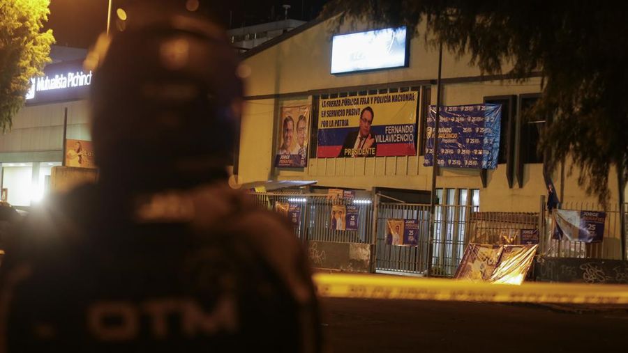Polisi mengamankan lokasi di luar sekolah tempat calon presiden Fernando Villavicencio ditembak dan dibunuh saat kampanye di Quito, Ekuador, Rabu, 9 Agustus 2023. (AP Photo/Juan Diego Montenegro)
