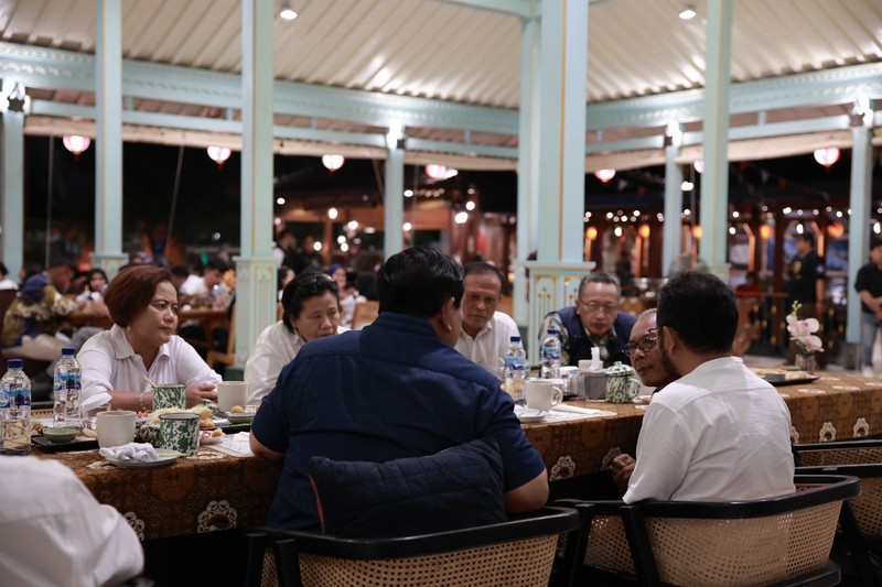 Prabowo Subianto Ketua Umum Partai Gerindra Prabowo Subianto disambut langsung oleh Koordinator Relawan Bolone Mase Kuat Hermawan Santoso saat berkunjung ke Ono Solo Coffee, Surakarta, Rabu (9/8) malam. (Dokumentasi Tim Media Prabowo Subianto)