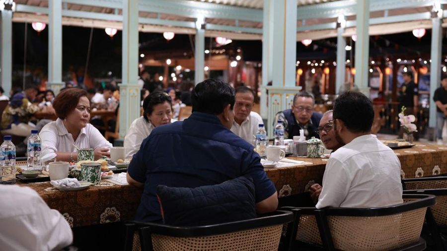 Ketua Umum Partai Gerindra Prabowo Subianto disambut langsung oleh Koordinator Relawan Bolone Mase Kuat Hermawan Santoso saat berkunjung ke Ono Solo Coffee, Surakarta, Rabu (9/8) malam. (Dokumentasi Tim Media Prabowo Subianto)