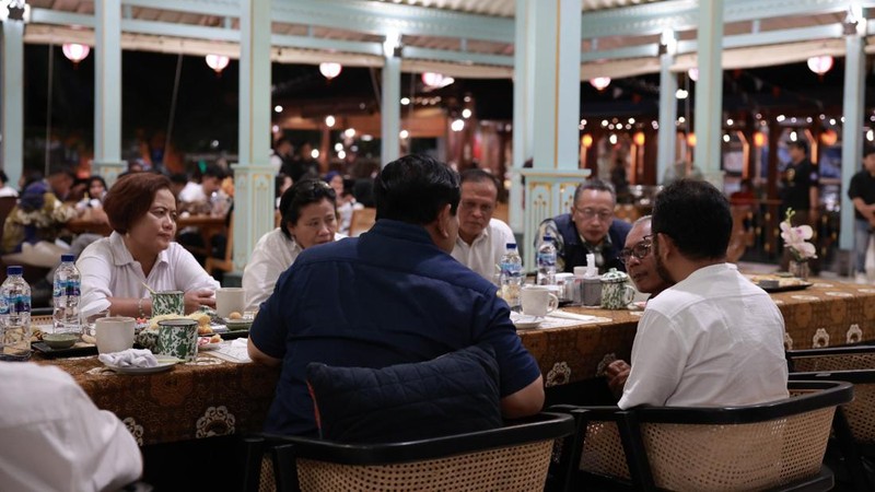 Ketua Umum Partai Gerindra Prabowo Subianto disambut langsung oleh Koordinator Relawan Bolone Mase Kuat Hermawan Santoso saat berkunjung ke Ono Solo Coffee, Surakarta, Rabu (9/8) malam. (Dokumentasi Tim Media Prabowo Subianto)