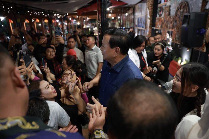 Prabowo Subianto Ketua Umum Partai Gerindra Prabowo Subianto disambut langsung oleh Koordinator Relawan Bolone Mase Kuat Hermawan Santoso saat berkunjung ke Ono Solo Coffee, Surakarta, Rabu (9/8) malam. (Dokumentasi Tim Media Prabowo Subianto)