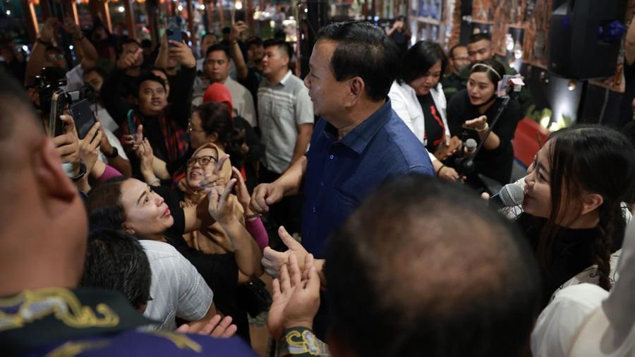 Ketua Umum Partai Gerindra Prabowo Subianto disambut langsung oleh Koordinator Relawan Bolone Mase Kuat Hermawan Santoso saat berkunjung ke Ono Solo Coffee, Surakarta, Rabu (9/8) malam. (Dokumentasi Tim Media Prabowo Subianto)