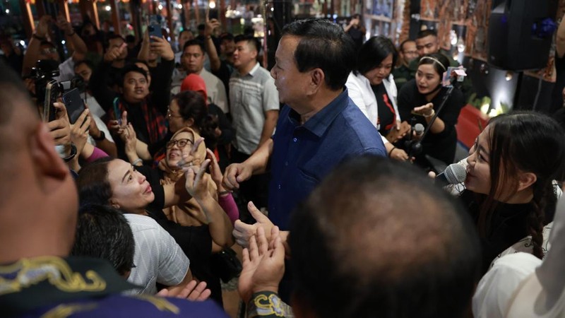 Ketua Umum Partai Gerindra Prabowo Subianto disambut langsung oleh Koordinator Relawan Bolone Mase Kuat Hermawan Santoso saat berkunjung ke Ono Solo Coffee, Surakarta, Rabu (9/8) malam. (Dokumentasi Tim Media Prabowo Subianto)
