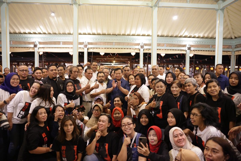 Ketua Umum Partai Gerindra Prabowo Subianto disambut langsung oleh Koordinator Relawan Bolone Mase Kuat Hermawan Santoso saat berkunjung ke Ono Solo Coffee, Surakarta, Rabu (9/8) malam. (Dokumentasi Tim Media Prabowo Subianto)