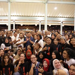 Saat Prabowo Makan Malam Bareng Relawan Jokowi-Gibran di Solo