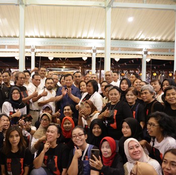 Saat Prabowo Makan Malam Bareng Relawan Jokowi-Gibran di Solo