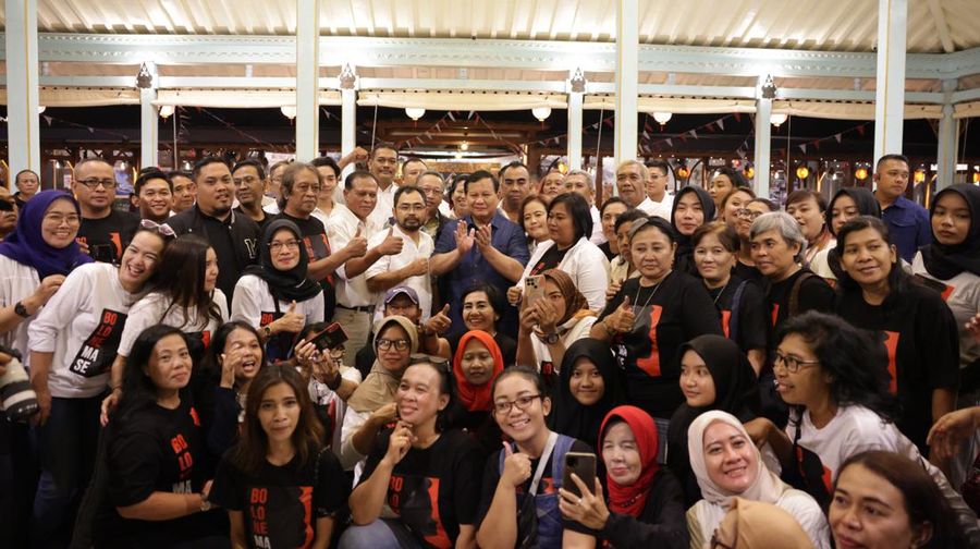 Ketua Umum Partai Gerindra Prabowo Subianto disambut langsung oleh Koordinator Relawan Bolone Mase Kuat Hermawan Santoso saat berkunjung ke Ono Solo Coffee, Surakarta, Rabu (9/8) malam. (Dokumentasi Tim Media Prabowo Subianto)