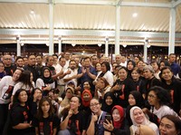 Saat Prabowo Makan Malam Bareng Relawan Jokowi-Gibran di Solo