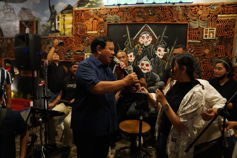 Prabowo Subianto Ketua Umum Partai Gerindra Prabowo Subianto disambut langsung oleh Koordinator Relawan Bolone Mase Kuat Hermawan Santoso saat berkunjung ke Ono Solo Coffee, Surakarta, Rabu (9/8) malam. (Dokumentasi Tim Media Prabowo Subianto)
