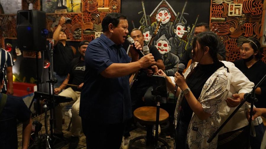 Ketua Umum Partai Gerindra Prabowo Subianto disambut langsung oleh Koordinator Relawan Bolone Mase Kuat Hermawan Santoso saat berkunjung ke Ono Solo Coffee, Surakarta, Rabu (9/8) malam. (Dokumentasi Tim Media Prabowo Subianto)