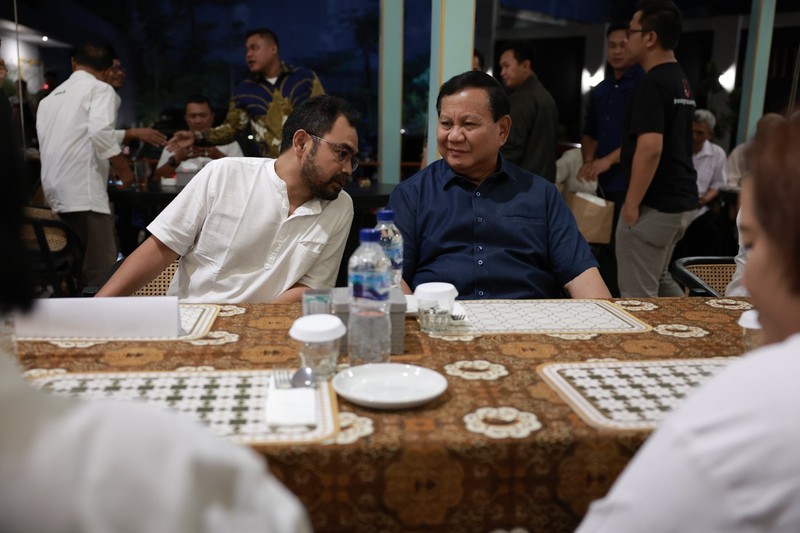 Prabowo Subianto Ketua Umum Partai Gerindra Prabowo Subianto disambut langsung oleh Koordinator Relawan Bolone Mase Kuat Hermawan Santoso saat berkunjung ke Ono Solo Coffee, Surakarta, Rabu (9/8) malam. (Dokumentasi Tim Media Prabowo Subianto)