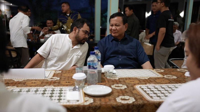 Ketua Umum Partai Gerindra Prabowo Subianto disambut langsung oleh Koordinator Relawan Bolone Mase Kuat Hermawan Santoso saat berkunjung ke Ono Solo Coffee, Surakarta, Rabu (9/8) malam. (Dokumentasi Tim Media Prabowo Subianto)