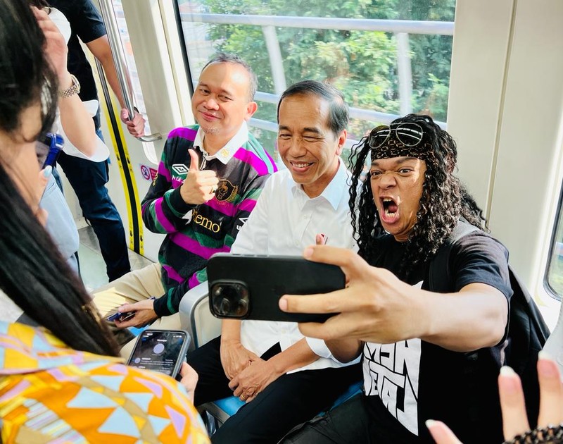 Presiden Joko Widodo bersama para penggiat seni menggunakan LRT dalam perjalanan dari Stasiun Jati Mulya, Bekasi menuju Stasiun Dukuh Atas, Jakarta, pada Kamis pagi, 10 Agustus 2023. (Dok. Laily Rachev - Biro Pers Sekretariat Presiden)