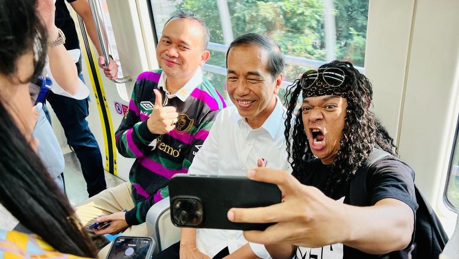 Presiden Joko Widodo bersama para penggiat seni menggunakan LRT dalam perjalanan dari Stasiun Jati Mulya, Bekasi menuju Stasiun Dukuh Atas, Jakarta, pada Kamis pagi, 10 Agustus 2023. (Dok. Laily Rachev - Biro Pers Sekretariat Presiden)