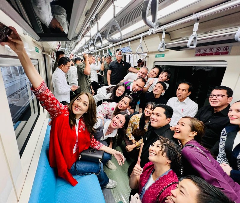 Presiden Joko Widodo bersama para penggiat seni menggunakan LRT dalam perjalanan dari Stasiun Jati Mulya, Bekasi menuju Stasiun Dukuh Atas, Jakarta, pada Kamis pagi, 10 Agustus 2023. Presiden Joko Widodo bersama para penggiat seni menggunakan LRT dalam perjalanan dari Stasiun Jati Mulya, Bekasi menuju Stasiun Dukuh Atas, Jakarta, pada Kamis pagi, 10 Agustus 2023. (Dok. Laily Rachev - Biro Pers Sekretariat Presiden)