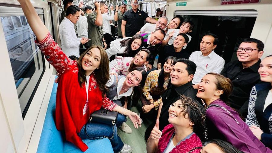 Presiden Joko Widodo bersama para penggiat seni menggunakan LRT dalam perjalanan dari Stasiun Jati Mulya, Bekasi menuju Stasiun Dukuh Atas, Jakarta, pada Kamis pagi, 10 Agustus 2023. (Dok. Laily Rachev - Biro Pers Sekretariat Presiden)
