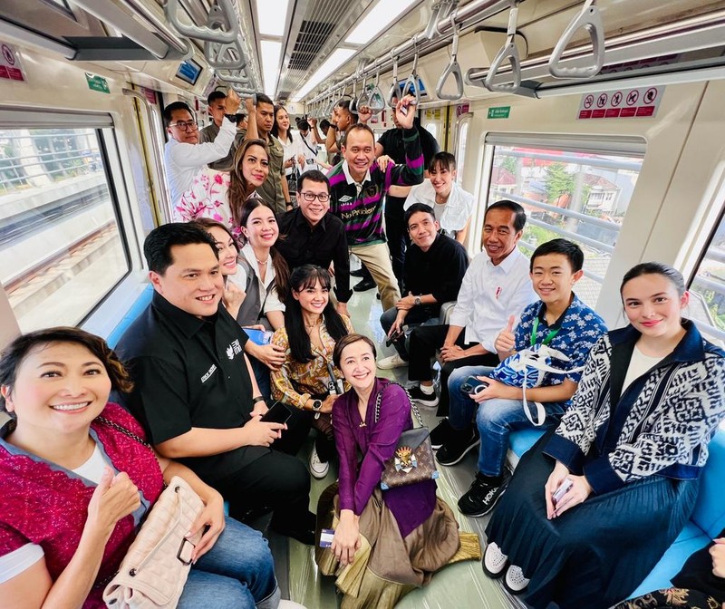 Presiden Joko Widodo bersama para penggiat seni menggunakan LRT dalam perjalanan dari Stasiun Jati Mulya, Bekasi menuju Stasiun Dukuh Atas, Jakarta, pada Kamis pagi, 10 Agustus 2023. Presiden Joko Widodo bersama para penggiat seni menggunakan LRT dalam perjalanan dari Stasiun Jati Mulya, Bekasi menuju Stasiun Dukuh Atas, Jakarta, pada Kamis pagi, 10 Agustus 2023. (Dok. Laily Rachev - Biro Pers Sekretariat Presiden)