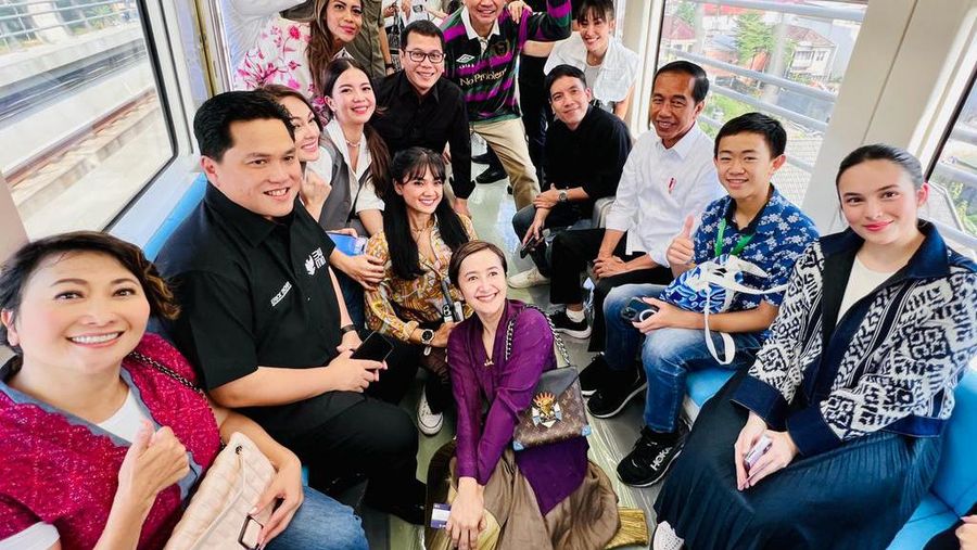 Presiden Joko Widodo bersama para penggiat seni menggunakan LRT dalam perjalanan dari Stasiun Jati Mulya, Bekasi menuju Stasiun Dukuh Atas, Jakarta, pada Kamis pagi, 10 Agustus 2023. (Dok. Laily Rachev - Biro Pers Sekretariat Presiden)