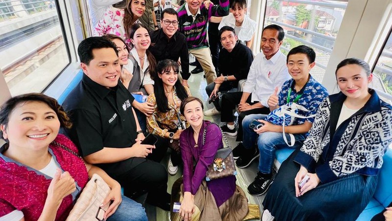 Presiden Joko Widodo bersama para penggiat seni menggunakan LRT dalam perjalanan dari Stasiun Jati Mulya, Bekasi menuju Stasiun Dukuh Atas, Jakarta, pada Kamis pagi, 10 Agustus 2023. (Dok. Laily Rachev - Biro Pers Sekretariat Presiden)