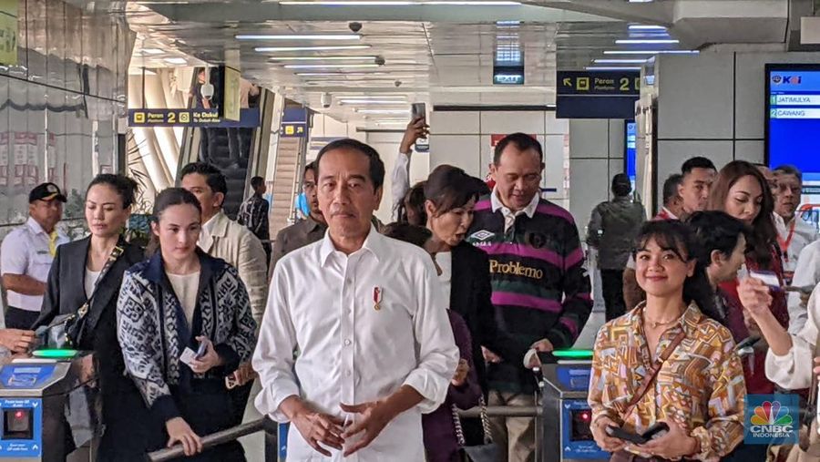 Presiden Joko Widodo bersama para penggiat seni menggunakan LRT dalam perjalanan dari Stasiun Jati Mulya, Bekasi menuju Stasiun Dukuh Atas, Jakarta, pada Kamis pagi, 10 Agustus 2023. (CNBC Indonesia/Emir Yanwardhana)
