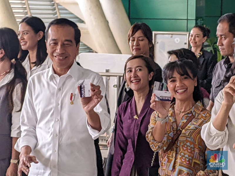 Presiden Joko Widodo bersama para penggiat seni menggunakan LRT dalam perjalanan dari Stasiun Jati Mulya, Bekasi menuju Stasiun Dukuh Atas, Jakarta, pada Kamis pagi, 10 Agustus 2023. (Dok. Laily Rachev - Biro Pers Sekretariat Presiden)