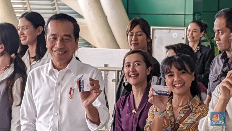 Presiden Joko Widodo bersama para penggiat seni menggunakan LRT dalam perjalanan dari Stasiun Jati Mulya, Bekasi menuju Stasiun Dukuh Atas, Jakarta, pada Kamis pagi, 10 Agustus 2023. (Dok. Laily Rachev - Biro Pers Sekretariat Presiden)
